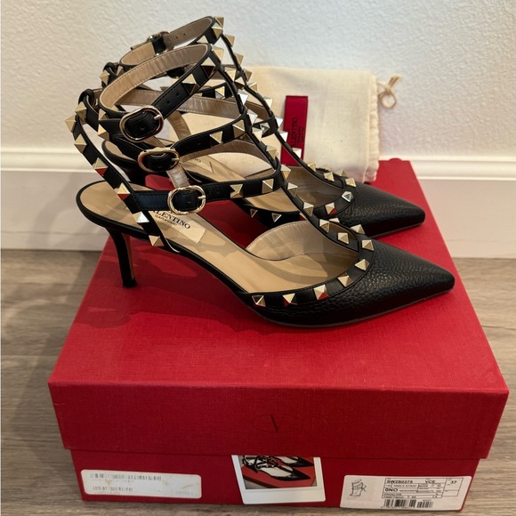 Valentino Garavani Rockstud Cage 65mm in Black and gold hardware - Picture 3 of 17